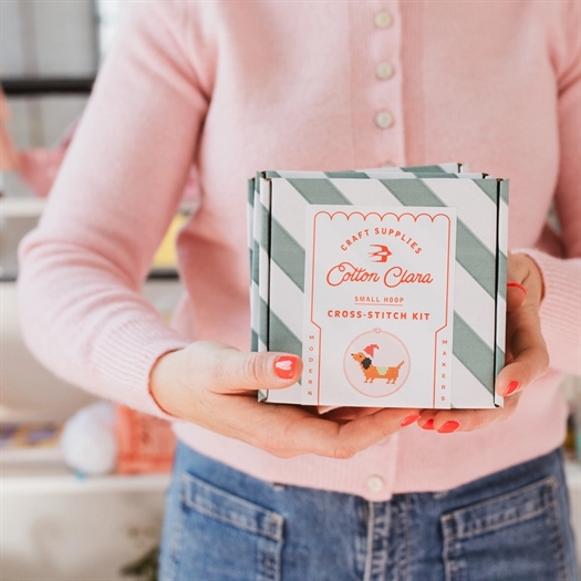 CHRISTMAS DACHSHUND CROSS STITCH KIT fra Cotton Clara